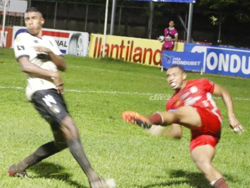 Deyron Martínez sintiendo el acoso del uruguayo Marcos Montiel. FOTO: Cortesía José Luis Barralaga.