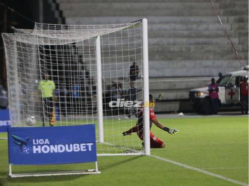 Agustín Auzmendi cobró al costado izquierdo de Denovan Torres. FOTO: Andro Rodríguez.