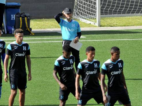 ¡Manos a la obra! Reinaldo Rueda se viste como seleccionador de Honduras y dirigió su primer entrenamiento con la ‘H’