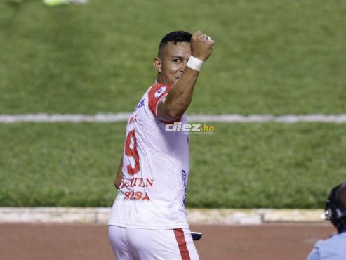 Así festejó Marco Tulio Vega su golazo ante Real España en el Olímpico de SPS. FOTOS: Mauricio Ayala | Neptalí Romero | Héctor Edú.