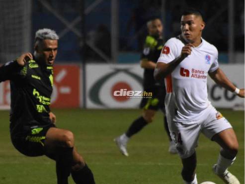 Alex López intenta robarle la esférica a Kevin López en el mediocampo del Nacional. FOTOS: : David Romero | José Aníbal Vásquez.