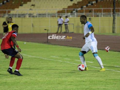 Riky Zapata domina el balón ante la marca de un futbolista cubano en el estadio Félix Sánchez de Santo Domingo.