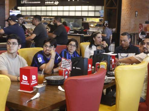 Los ganadores recibieron premios y un trato exclusivo tras resultar ganadores en el sorteo de Banco Atlántida.