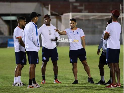 Gabriel Araújo, Carlos Pineda, Yan Maciel, Bryan Beckeles dialogan minutos antes de hacer los trabajos precompetitivos. FOTO: Esaú Ocampo.