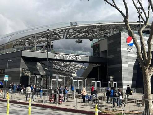 El BMO Stadium lucirá sus mejores galas. El Honduras-El Salvador estará completamente lleno.