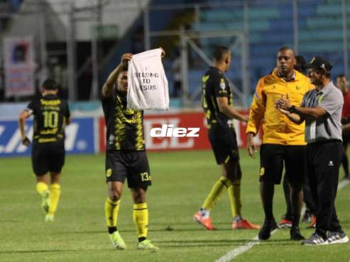 Así celebró Bryan Moya en el Estadio Nacional Chelato Uclés de Tegucigalpa. FOTOS: ALEX PÉREZ | DAVID ROMERO.