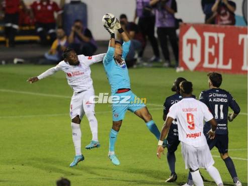 Marlon Licona gana la pelota ante la búsqueda del cabezazo de José García. FOTOS: David Romero | Andro Rodríguez | Mauricio Ayala.