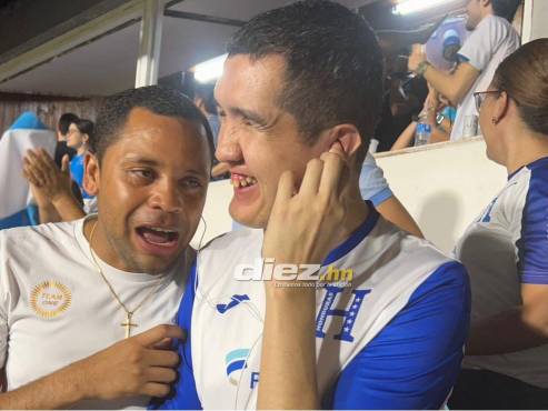 Selvin Brown le narró el partido al hincha no vidente de la Selección Nacional de Honduras.
