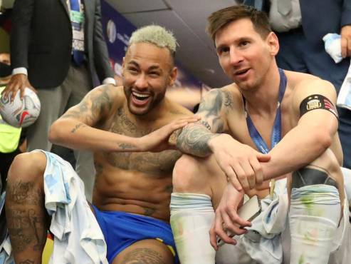 La postal que dejaron Messi y Neymar en la final de la Copa América 2021, donde Argentina se coronó campeón ante Brasil.