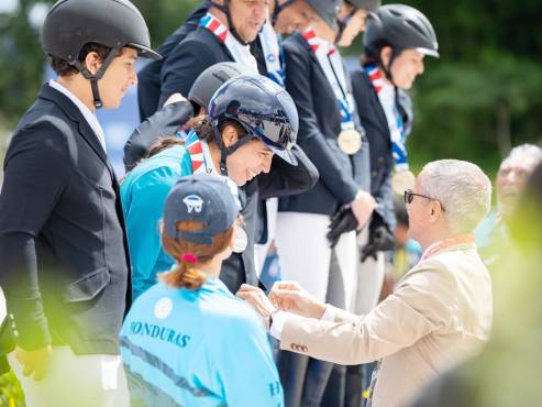 Aquí recibía la medalla en los pasados Juegos Centroamericanos de Guatemala, evento que le valió para conseguir el boleto a los Juegos de Santo Domingo.