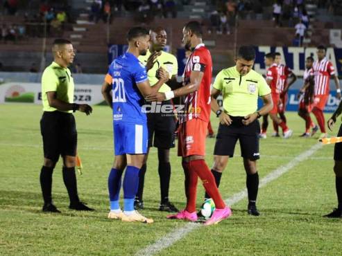 Marcelo Espinal y Jerry Bengtson son los capitanes de los equipos Victoria y Olimpia. FOTO: Esaú Ocampo.