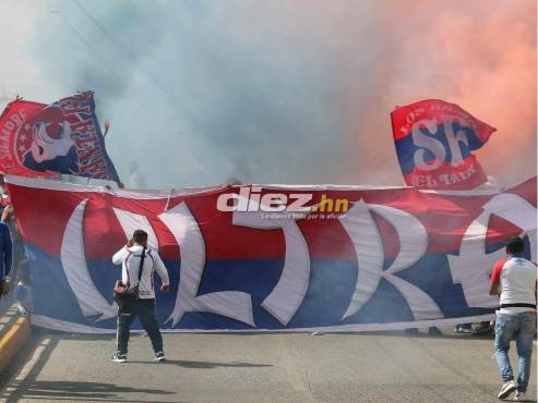 La Ultra Fiel y su caminata rumbo al Estadio Nacional Chelato Uclés. FOTOS: Andro Rodríguez | David Romero.