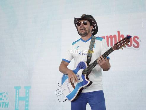 Polache cantando “Volveremos a celebrar juntos”. FOTO: Mauricio Ayala.