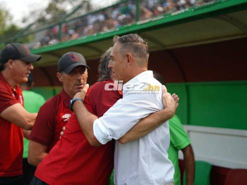 Pedro Troglio y Tota Medina se saludaron previo al pitazo inicial. FOTOS: Mauricio Ayala | Neptalí Romero | Héctor Edú | Moisés Valenzuela.