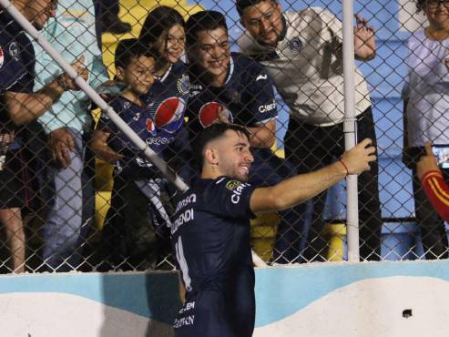 Agustín Auzmendi compartiendo con los aficionados al finalizar el partido de Motagua ante Real Sociedad.
