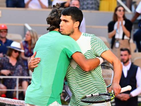 A diferencia de las tres rondas anteriores, en las que comenzó como un tiro, Alcaraz arrancó esta vez desubicado.
