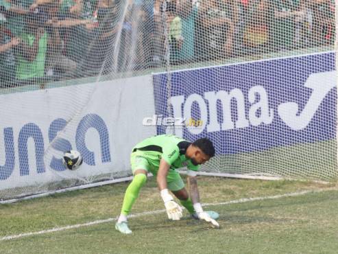 63’: ¡TIRO LIBRE PELIGROSO PARA MARATHÓN! Alexy Vega cobrará el tiro libre. FOTOS: Mauricio Ayala | Neptalí Romero | Héctor Edú | Moisés Valenzuela.