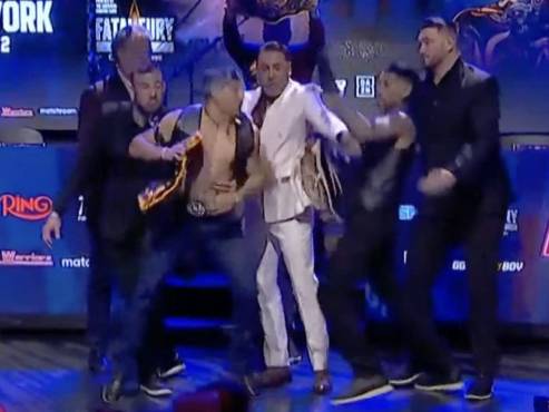 Téofimo López no se quedó quieto cuando Barboza le tiró el sombrero y le dio una bofetada que lo hizo estremecerse.