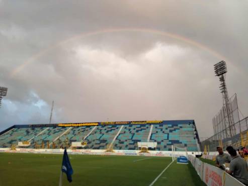 Hermoso arcoíris sobre el estadio Morazán.