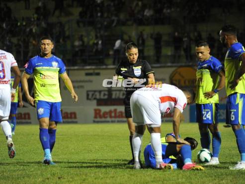 El Olancho-Olimpia ha sido muy friccionado en la primera parte del cotejo. FOTO: Marvin Salgado.