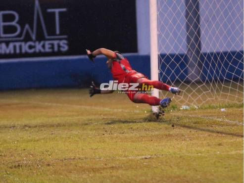 Marvin Salgado, fotógrafo de DIEZ, capturó el atajadón de Harold Fonseca. FOTO: Marvin Salgado.