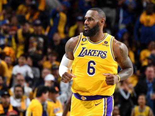 LeBron James volvió a tener un buen partido con los Lakers.