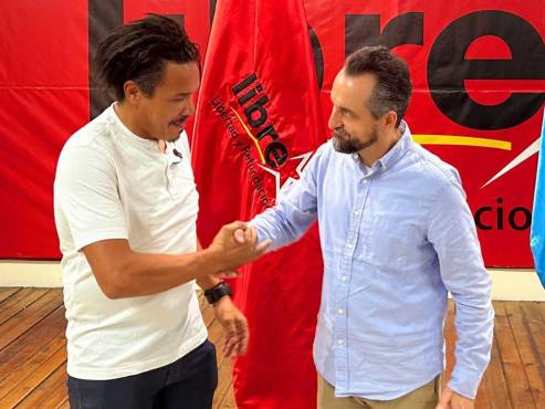 Rudo Pastor dándole la bienvenida a su corriente a Rambo de León.