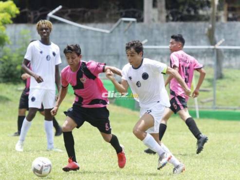 Real Sevilla le complicó el partido a los “felinos” en varios tramos del duelo. FOTO: Neptalí Romero.