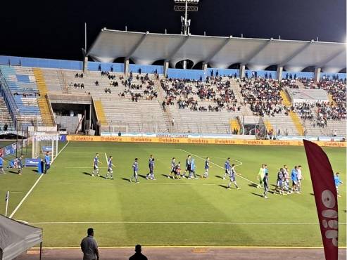 Motagua vuelve a salir al campo del Estadio Nacional, pero la energía eléctrica aún no llega a la torre con problemas.