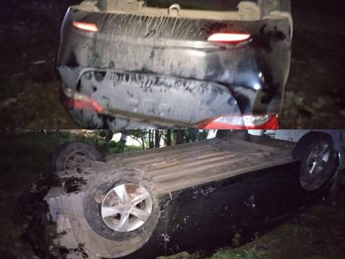 Así quedó volcado el carro del Oro Verde de la Liga de Ascenso de Honduras.