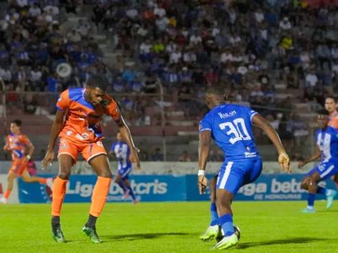 Róbel Bernárdez marca a Luis Hurtado en el estadio Ceibeño en el Victoria vs Lobos.