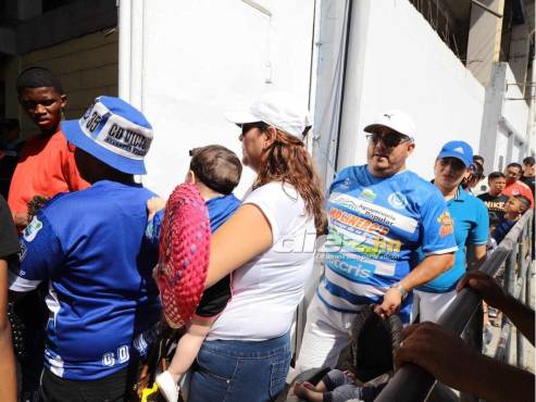 Los fieles aficionados del Victoria se hacen presentes en el Estadio Ceibeño. FOTO: Esaú Ocampo.