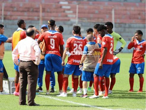 35’: ¡OTRA VEZ, VICTORIA! Nuevo remate de Abbott que pasa al costado derecho del arco de Olimpia. FOTO: Esaú Ocampo.