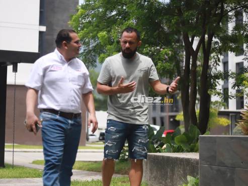 BUENA PLÁTICA. Alfredo Mejía en plena charla con el editor de DIEZ, Arturo Nolasco, antes de partir a Grecia. FOTO: Mauricio Ayala.