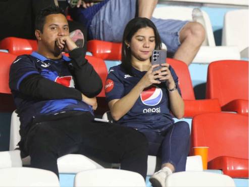 La hinchada del Motagua en el Estadio Nacional Chelato Uclés. FOTOS: ESTALIN IRÍAS | DAVID ROMERO.