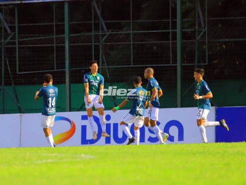 Francisco Martínez celebrando su gol con sus compañeros en el Marathón-Victoria.