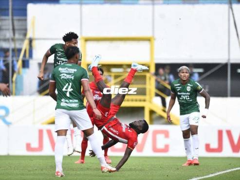 ”Virus” Martínez y su sensacional acrobacia en el Estadio Morazán. FOTOS: Héctor Edu | Neptalí Romero | Mauricio Ayala.