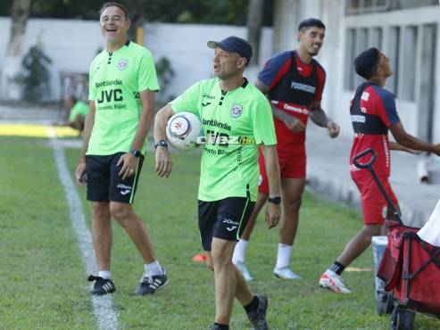 Maxi Pérez ha tenido mucha camaradería con sus nuevos compañeros del CD Marathón. FOTO: Neptalí Romero.