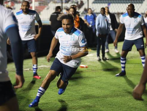 Previo al pitazo inicial, Rambo de León corrió por el balón en rondo de mundialistas con la Bicolor en Sudáfrica 2010. FOTOS: Mauricio Ayala | Andro Rodríguez | David Romero.