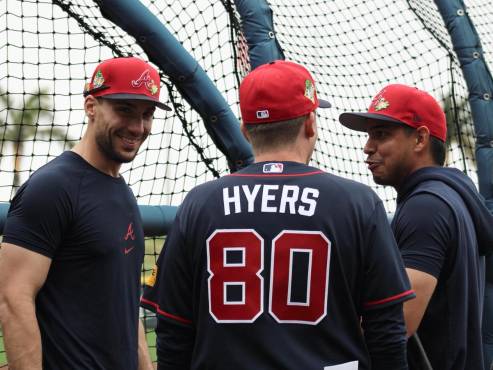 Mauricio Dubón en plena charla con sus nuevos compañeros en los Bravos de Atlanta, su cuarta franquicia en las Grandes Ligas.