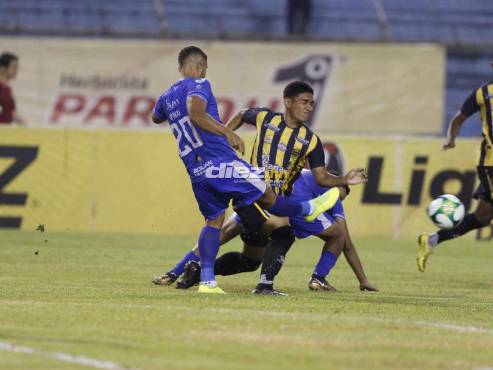 Marco Aceituno recibe la marca de dos jugadores del Victoria. FOTO: Neptalí Romero.