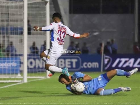 Michaell Chirinos dio una asistencia en el triunfo de Olimpia ante Real España. FOTO: Emilio Flores.