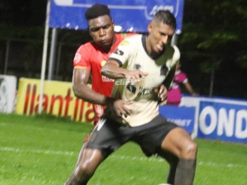 Nibiri Martínez no le da espacios a Marcos Montiel en Tocoa. FOTO: Cortesía José Luis Barralaga.