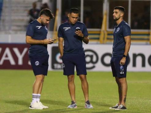 Agustín Auzmendi y José Escalante, dos de los nuevos fichaje de Motagua con Lucas Campana, que se recuperó de su lesión. FOTOS: Alex Pérez/David Romero