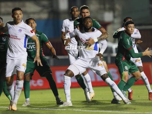 Marathón está cerca del segundo tanto; Olimpia no puede con el dominio del balón del verde. FOTOS: Mauricio Ayala | Marvin Salgado.