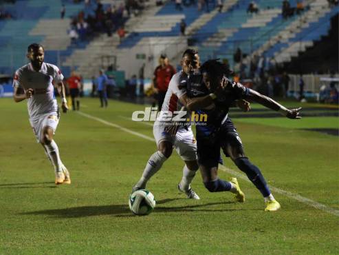 Edwin Rodríguez intenta quitarle el balón a Ricky Zapata que ganó en la banda izquierda. FOTOS: Estalin Irías | David Romero.