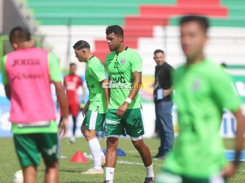 Kilmar Peña aparece en el banquillo ante la titularidad del uruguayo Nicolás Royón. FOTOS: Mauricio Ayala/Neptalí Romero.