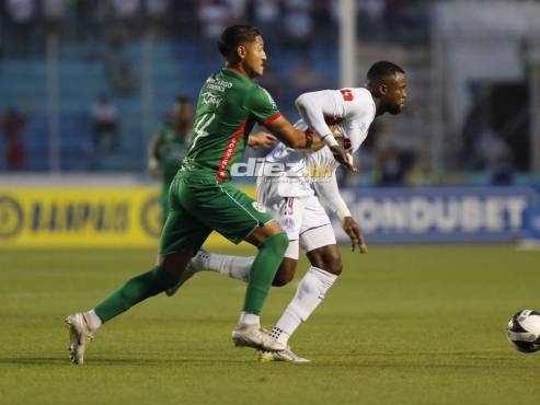 Javier Rivera marca a Jerry Bengtson en el Nacional Chelato Uclés de Tegucigalpa. FOTOS: Mauricio Ayala | Marvin Salgado.
