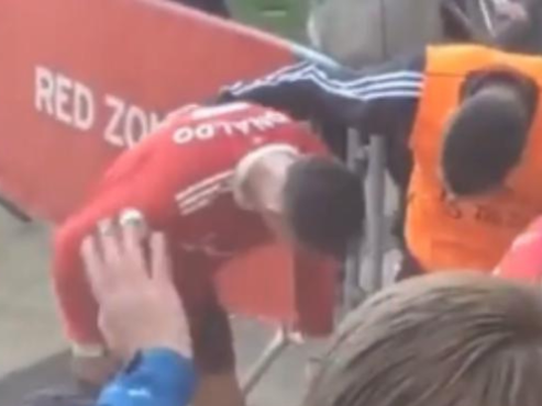 Cristiano Ronaldo le quebró el teléfono a un niño en Old Trafford. La Federación Inglesa de Fútbol (FA) no lo perdonó.