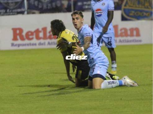 Rodrigo Auzmendi le reclama una falta al réferi del partido Génesis vs Motagua. FOTO: Alex Pérez.